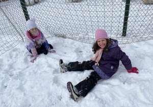Ada i Małgosia cieszą się śniegiem na boisku :)